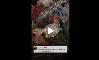 女子租房一年没扔过垃圾 每天在垃圾堆里睡、玩手机：场面网友看吐